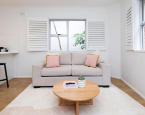 Beachside bright unit - sleeps 4!, Sydney